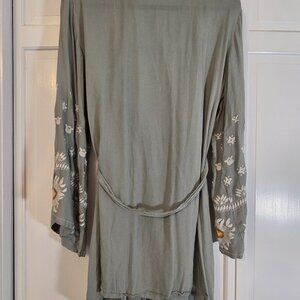 Embroidered Women's Short Robe